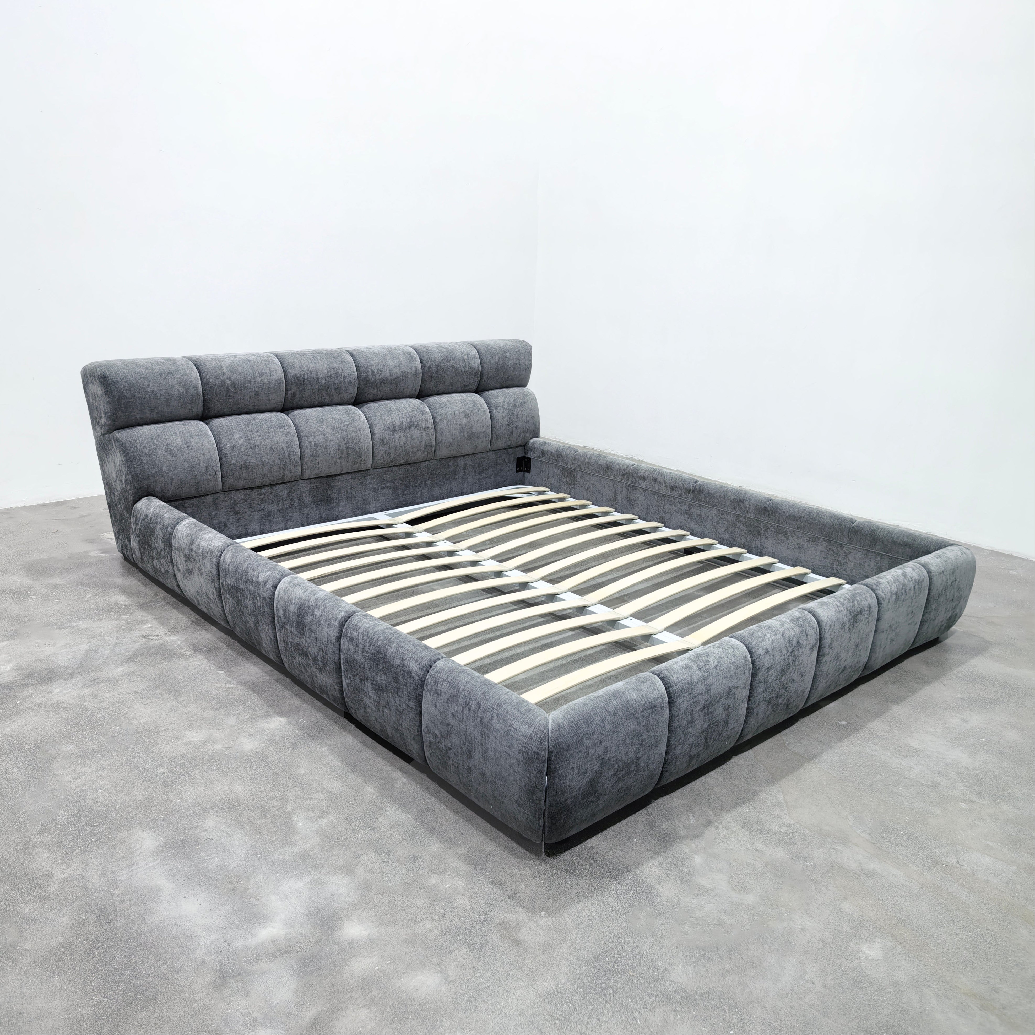 Le Cube Bed Replica in Grey Chenille1