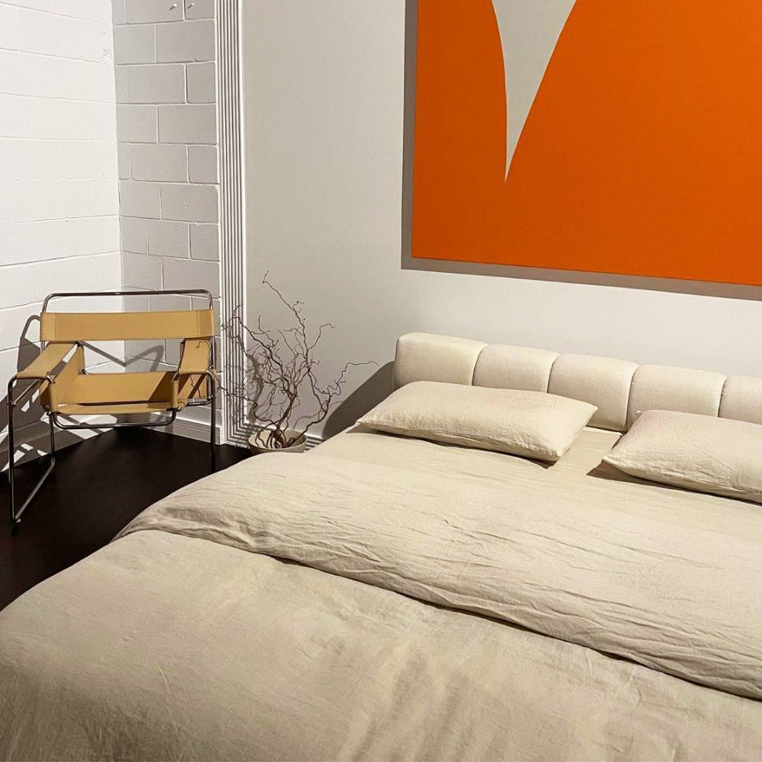 Tufti bed in Sand linen