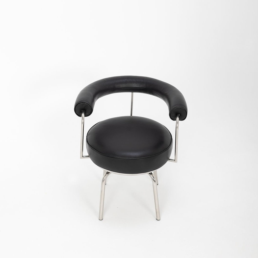 The Swivel chair in Black Italian Leather - Replica