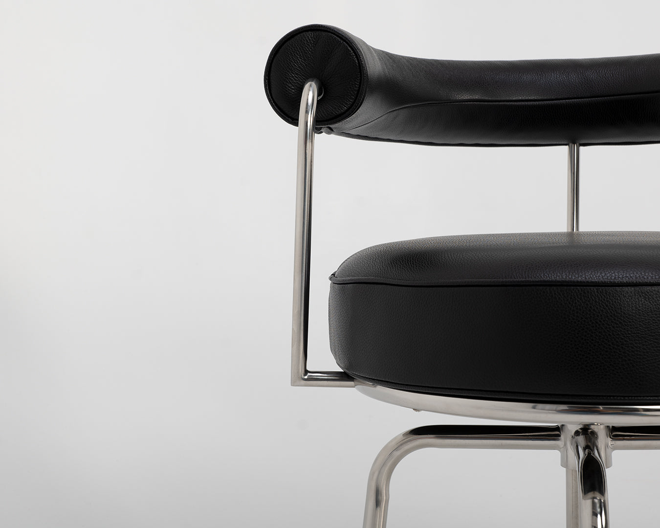 The Swivel chair in Black Italian Leather - Replica
