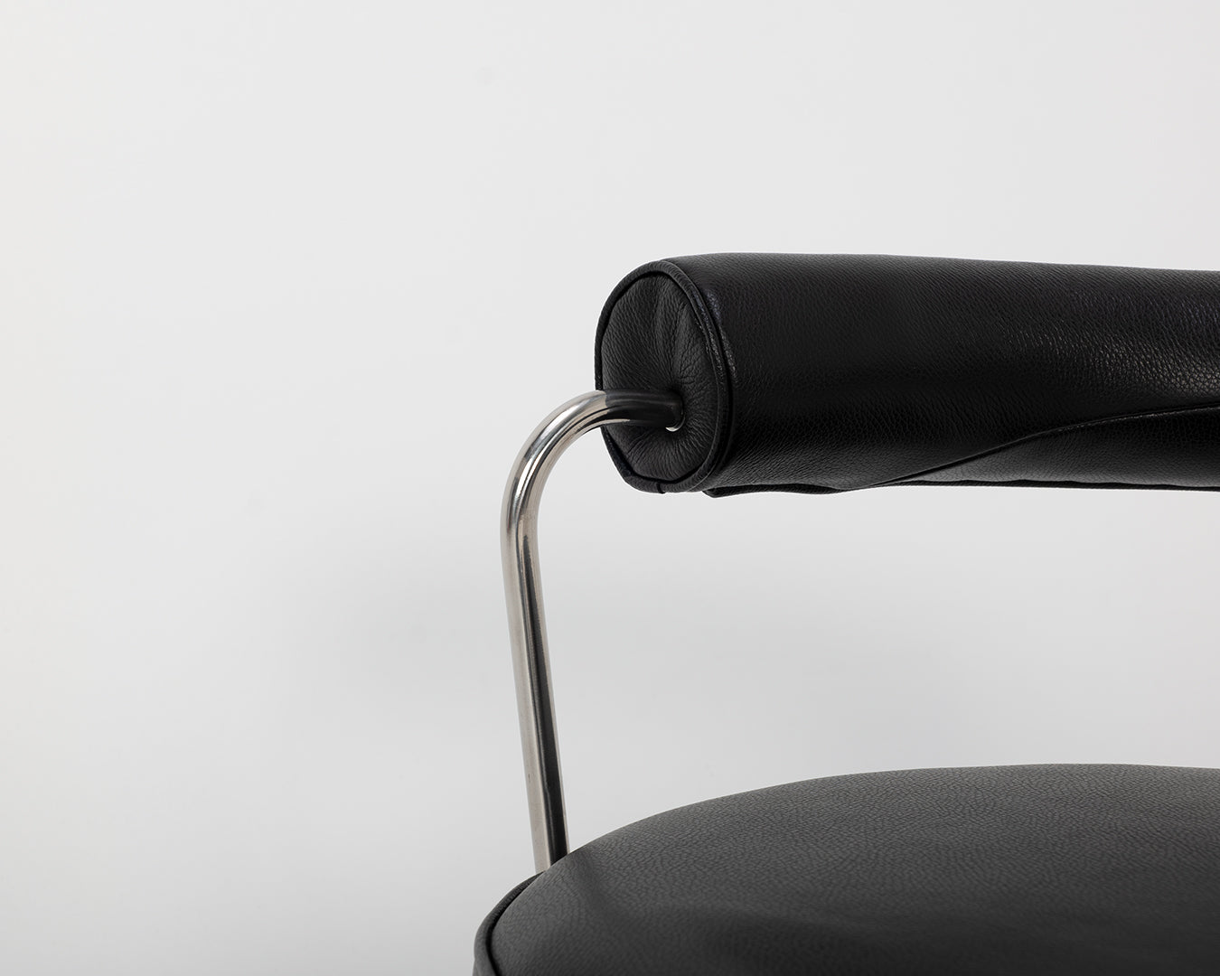 The Swivel chair in Black Italian Leather - Replica
