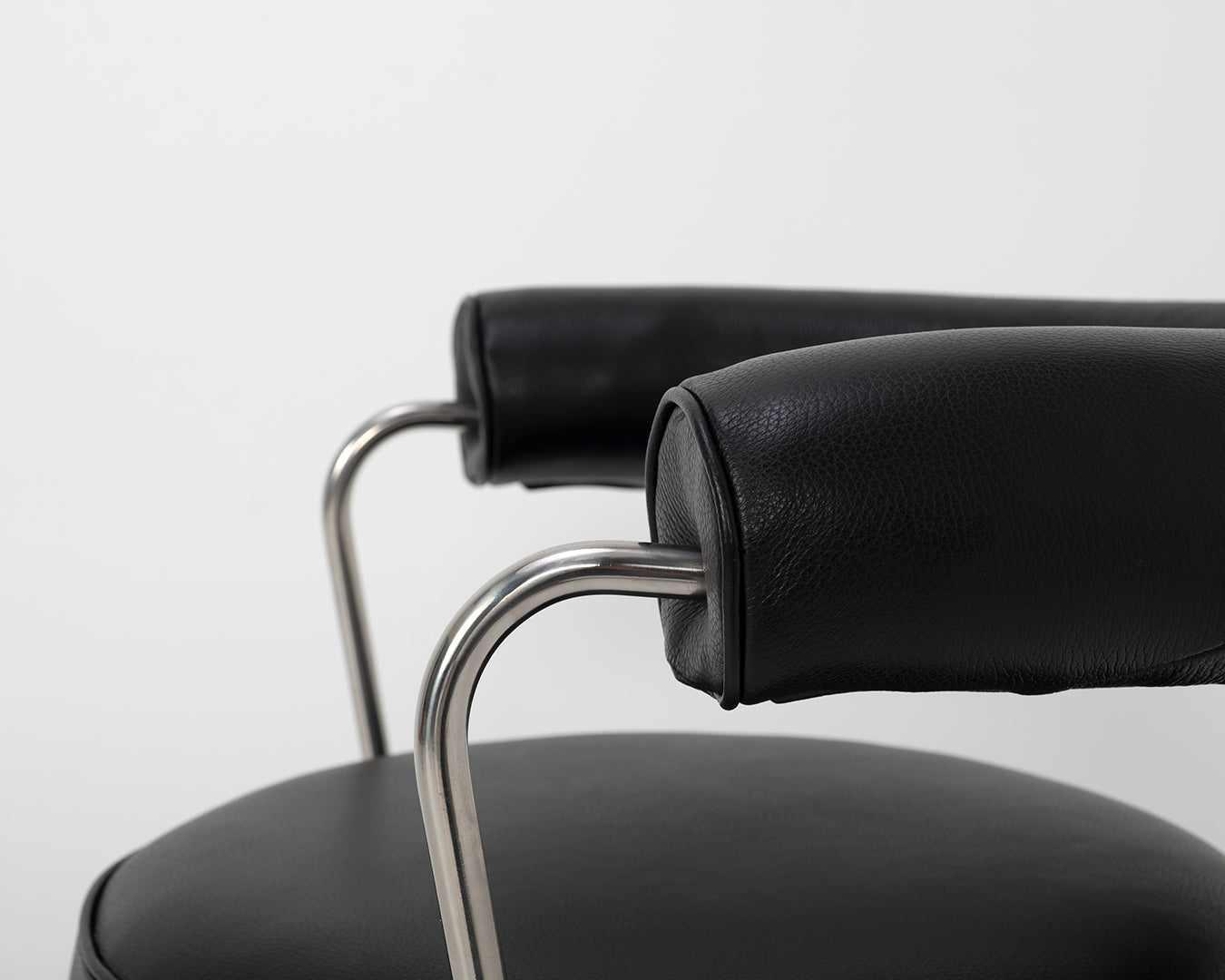 The Swivel chair in Black Italian Leather - Replica